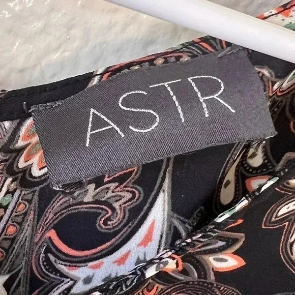 ASTR Paisley Longsleeve Blouse - Picture 3 of 7